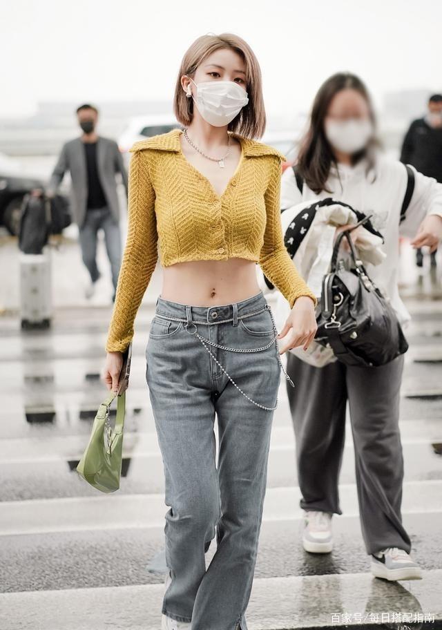 今秋火了一种穿法：“上短下长”，显高又显瘦，还非常时髦