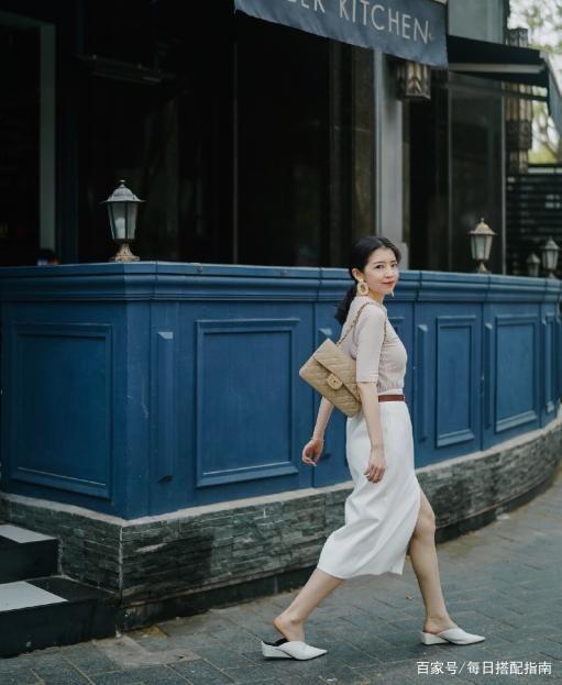 建议四五十岁的女人，入秋后多穿这条“裙子”，可以轻松打造不同的造型，让穿搭优雅减龄显气质！