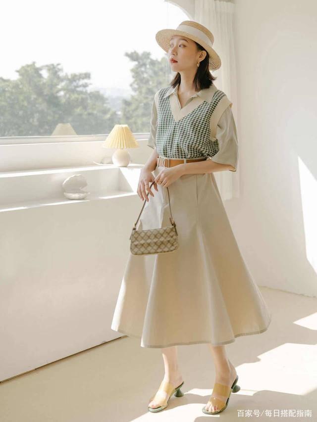 建议四五十岁的女人，入秋后多穿这条“裙子”，可以轻松打造不同的造型，让穿搭优雅减龄显气质！