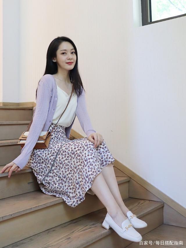 建议四五十岁的女人，入秋后多穿这条“裙子”，可以轻松打造不同的造型，让穿搭优雅减龄显气质！