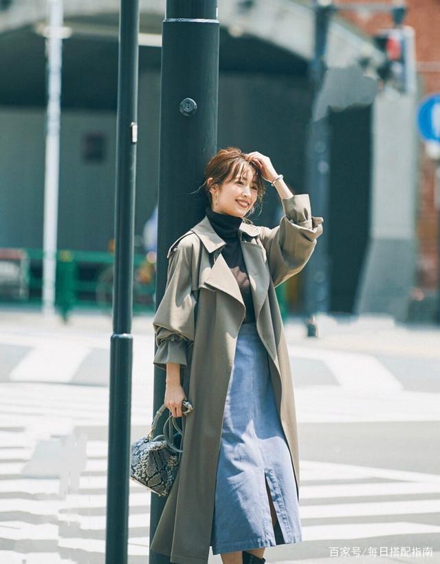 建议四五十岁的女人，入秋后多穿这条“裙子”，可以轻松打造不同的造型，让穿搭优雅减龄显气质！