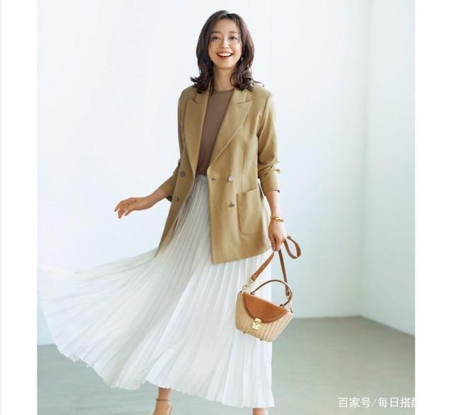 秋天，半身裙更时髦的打开方式：搭配这3件上衣