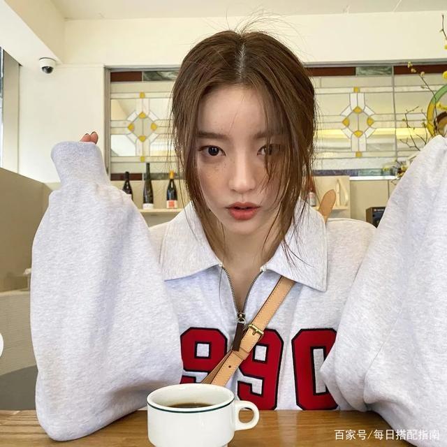 初秋的卫衣怎么穿？学会这3个“挑选法则”，时髦显瘦又高级！