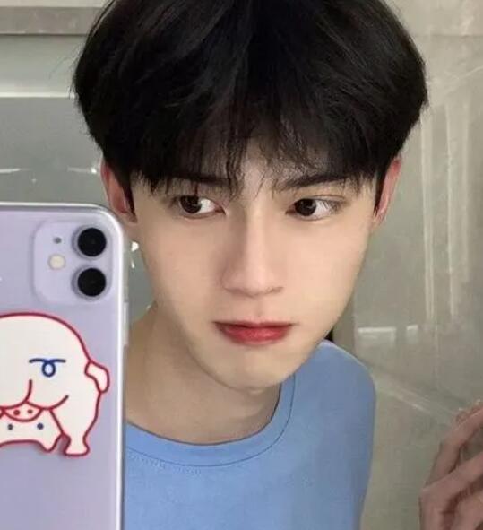 男生自然蓬松碎发,打造清新型男形象