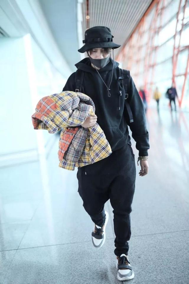 陈坤打造全黑造型，低调时髦！却被手中一万块的“棉被”强行抢镜