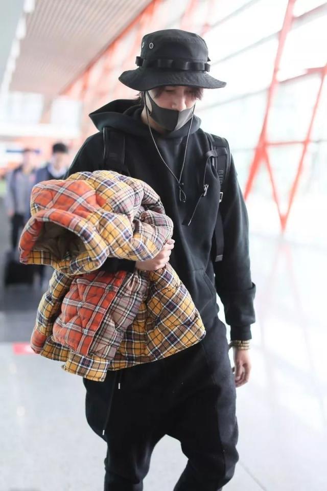 陈坤打造全黑造型，低调时髦！却被手中一万块的“棉被”强行抢镜