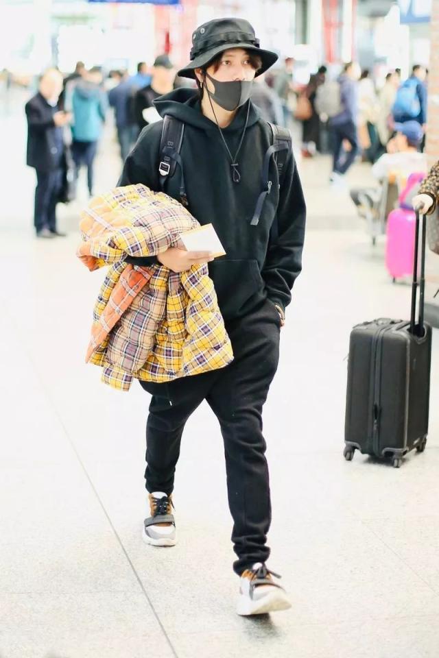 陈坤打造全黑造型，低调时髦！却被手中一万块的“棉被”强行抢镜