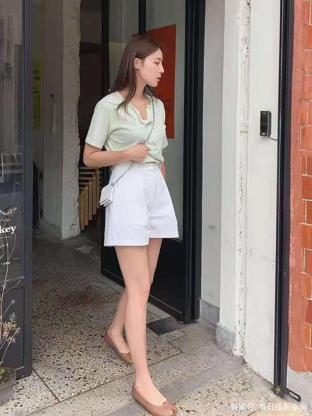 “T恤+高腰裤”=今夏最时髦CP，显高显瘦显气质，照着穿就对了！