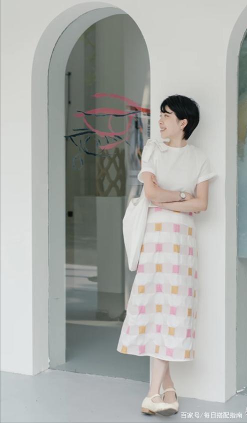 今夏爱上优雅的“奶奶鞋”，搭裤子洋气、搭裙子高级，谁穿谁好看！