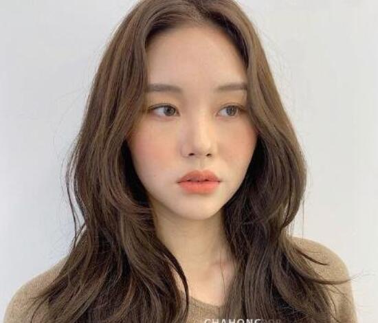 今年流行的中长发发型 粉红少女心的卷发