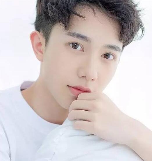 男士发型短发铲两边,男生两边铲短发发型爆款来袭