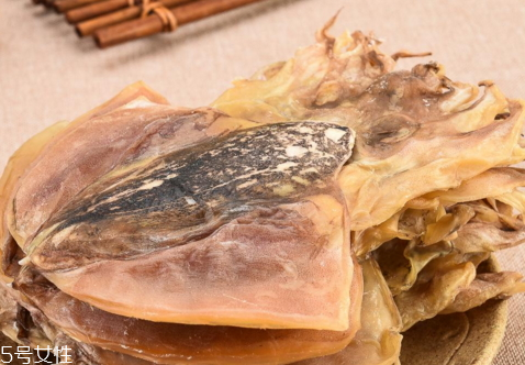 墨鱼干白色的能吃吗 墨鱼干外面白色的是什么