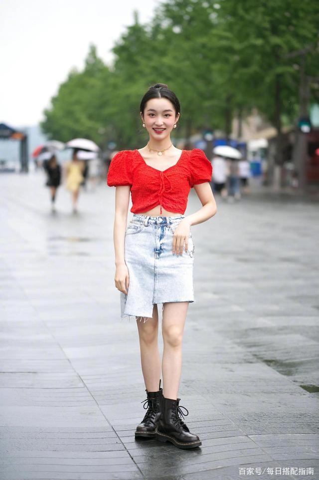 如今不流行穿短裤了，“牛仔半裙”才是夏天的正确打开方式！