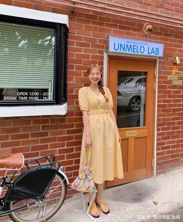 女人不管多少岁，夏天建议多穿这4种“显白色”，减龄又显气质！