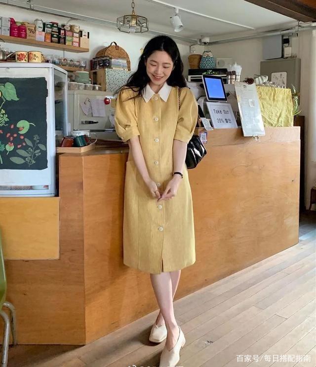 夏天穿连衣裙时，怎么搭才好看又时髦？这3个搭配思路，值得借鉴！