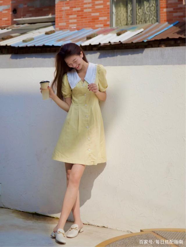 女人不管多少岁，夏天建议多穿这4种“显白色”，减龄又显气质！