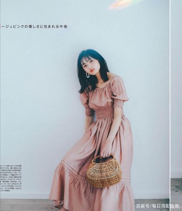 夏天穿连衣裙时，怎么搭才好看又时髦？这3个搭配思路，值得借鉴！