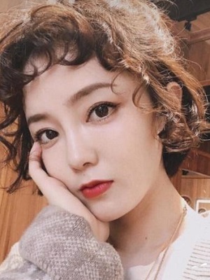 ​圆脸的女生适合什么发型  超洋气的“羊毛卷”发型