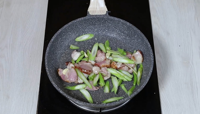腊肉炒芥兰怎么做 腊肉炒芥兰的做法 