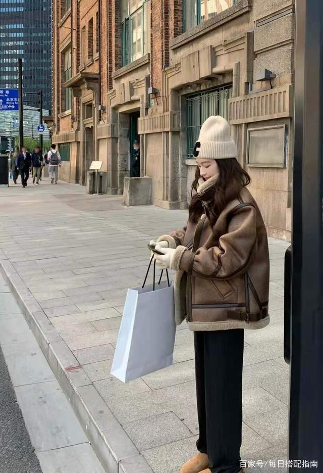 阔腿裤怎么穿更洋气？一要选对款式，二要搭对上衣，三要配对鞋子。