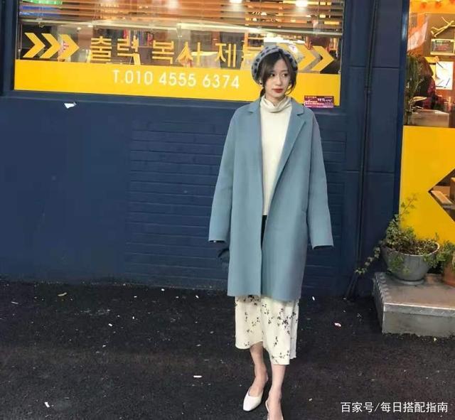 大衣怎样穿才高级洋气？试试搭配这4款内搭，普通人穿也有气质！