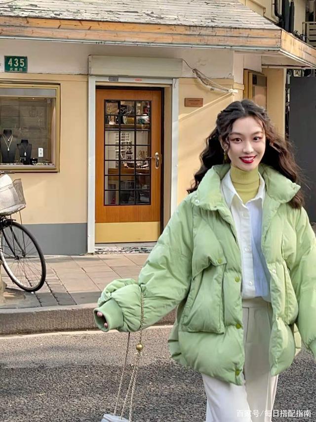 讲真，还是“白裤子”最适合冬天，配大衣、配羽绒服都好看。