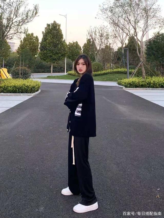 阔腿裤怎么穿更洋气？一要选对款式，二要搭对上衣，三要配对鞋子。