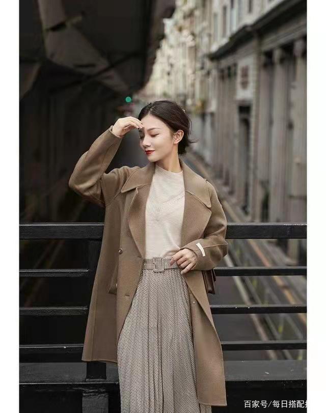 “百褶裙”才是永不过时的秋冬单品，遮肉显瘦有女人味，谁穿谁美！
