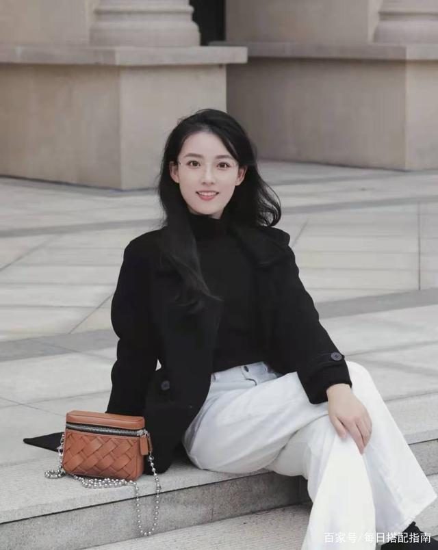 适合普通人的“黑色大衣”穿搭示范，不显老、不俗气，谁穿谁体面！