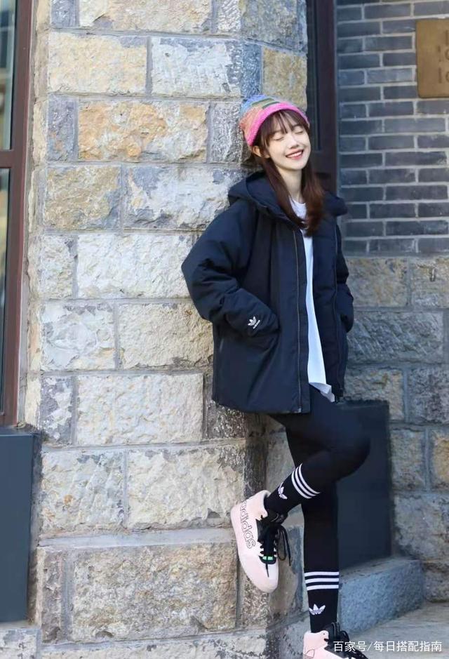 今冬穿羽绒服怎么搭才好看？有这“3裤2鞋”就够了，谁穿谁时髦！