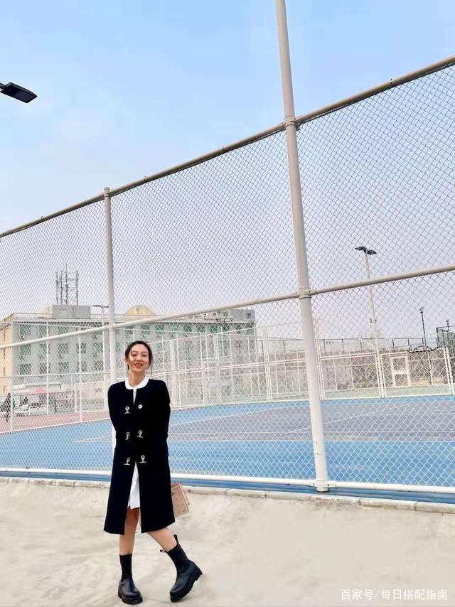 最近火了一种穿法，叫“呢大衣+烟管靴”，时髦保暖，谁穿谁好看！