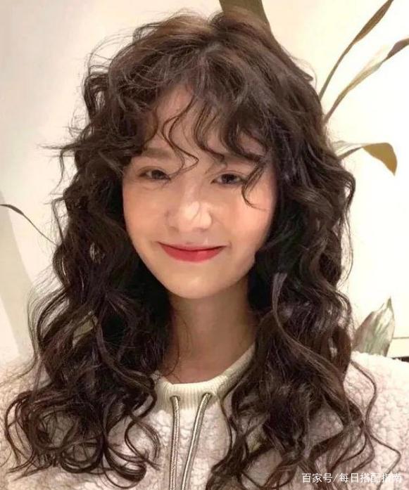 卷发才是发型的天花板，尤其是今年流行的这5款，适合不同特质的女生哦！