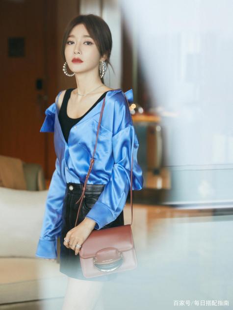 秦岚又不好好穿衣服，将普通衬衫穿成露肩装，想不到变成了流行