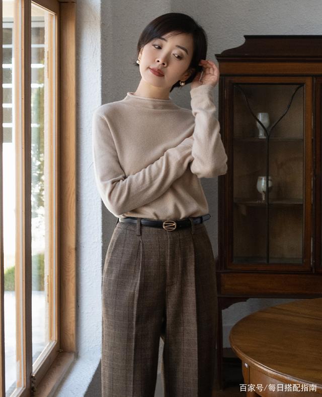 今年流行一条裤子，叫：“方格裤”，显瘦又苗条