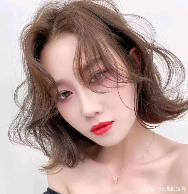 别再留黑长直了，显脸大又土气！这5款发型百搭不挑人还很耐看！