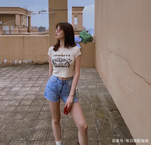 开春后，时髦精们都在穿这件“懒人T恤”，搭裙子裤子都好看，穿起来时髦洋气还显瘦！