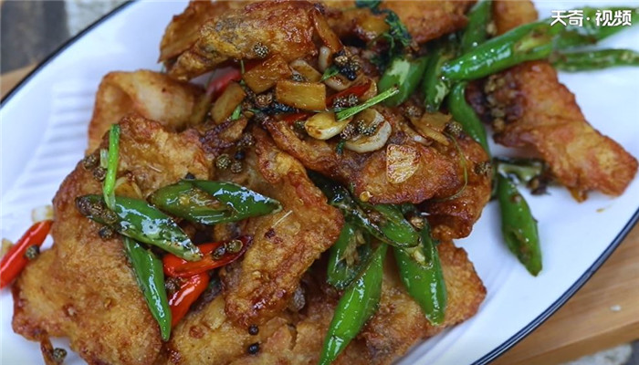 香酥草鱼怎么做 香酥草鱼的做法 