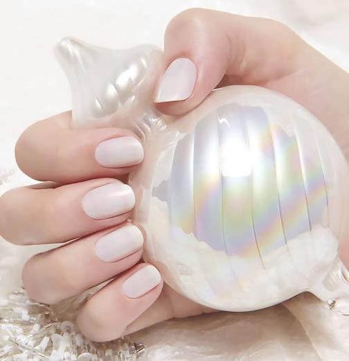 简约好看纯色美甲款式：2022年最流行的美甲款式