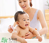 宝宝流鼻涕了还能洗澡吗？宝宝夏天感冒能不能洗澡？
