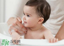 宝宝流鼻涕了还能洗澡吗？宝宝夏天感冒能不能洗澡？