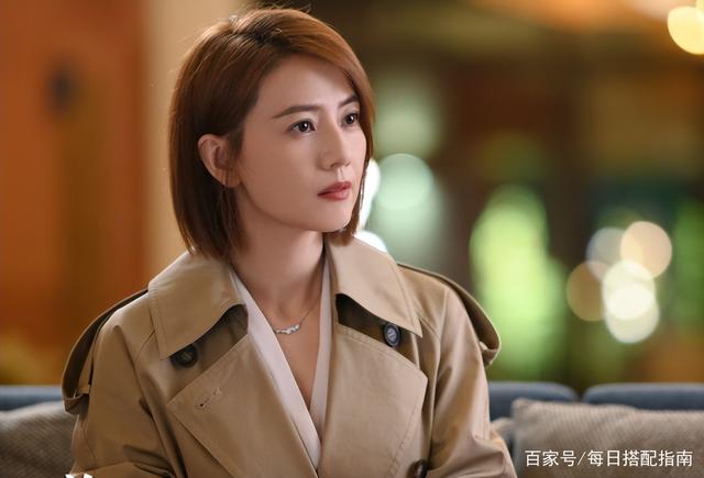 有白头发的女人，别急着染黑发，试试这3种颜色、5款发型更减龄