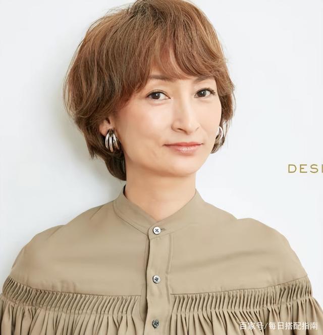 有白头发的女人，别急着染黑发，试试这3种颜色、5款发型更减龄