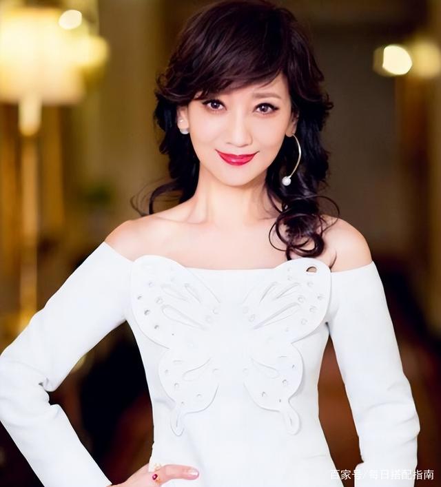 有白头发的女人，别急着染黑发，试试这3种颜色、5款发型更减龄