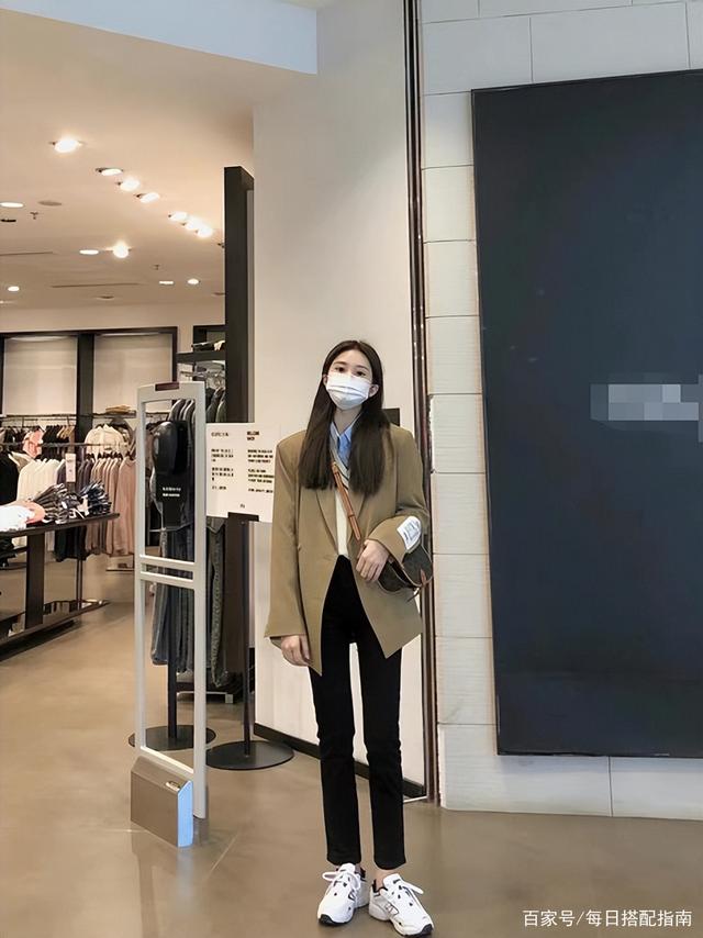 春天衣服不用买太多，学这位博主的穿搭思路，基础款照样打造气质，一周7天不重样！