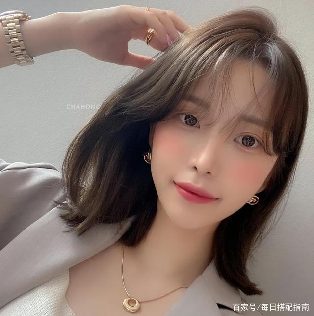 有白头发的女人，别急着染黑发，试试这3种颜色、5款发型更减龄