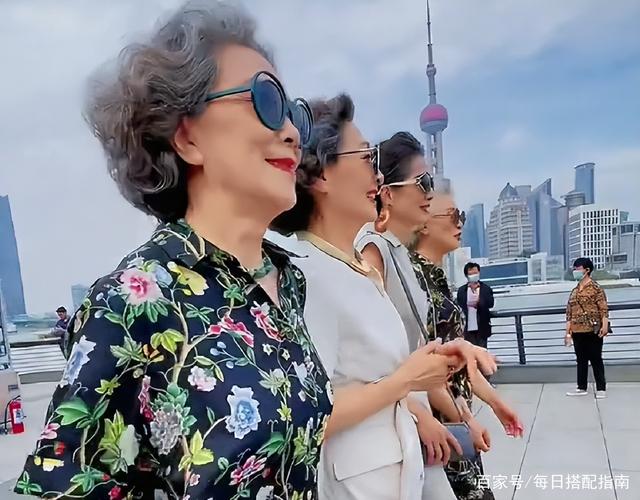 有白头发的女人，别急着染黑发，试试这3种颜色、5款发型更减龄