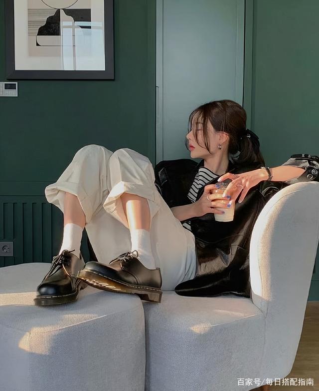看了这位博主的穿搭，才发现：会穿黑色的女生，高级又时髦！
