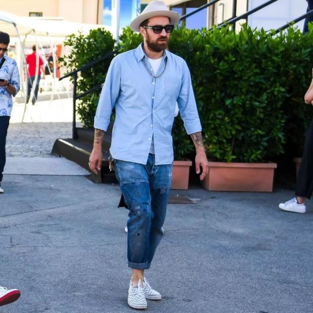 相信会穿条纹衬衫的男人，魅力都不会差