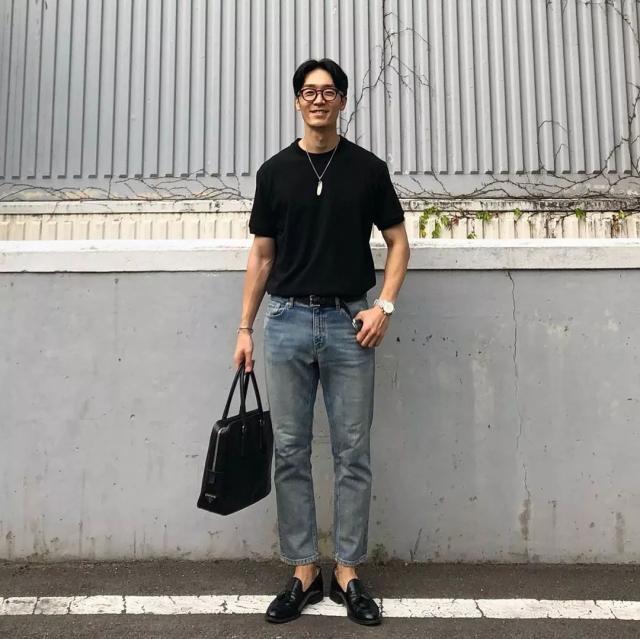 黑色T恤可以搭配什么颜色的牛仔裤？这些选择就可以
