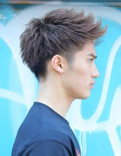 男生两边剪短刘海向上翘的潮男发型图片
